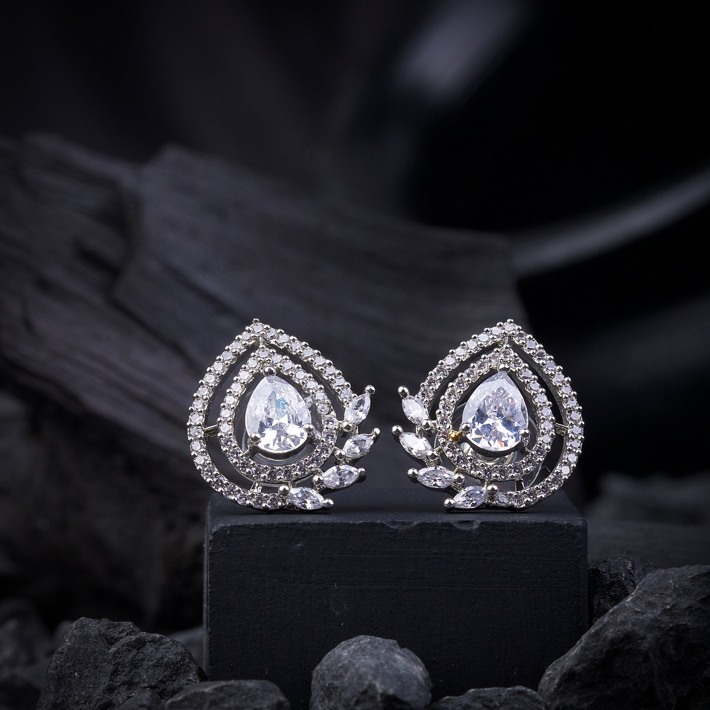 AD Studs 02 Crystal