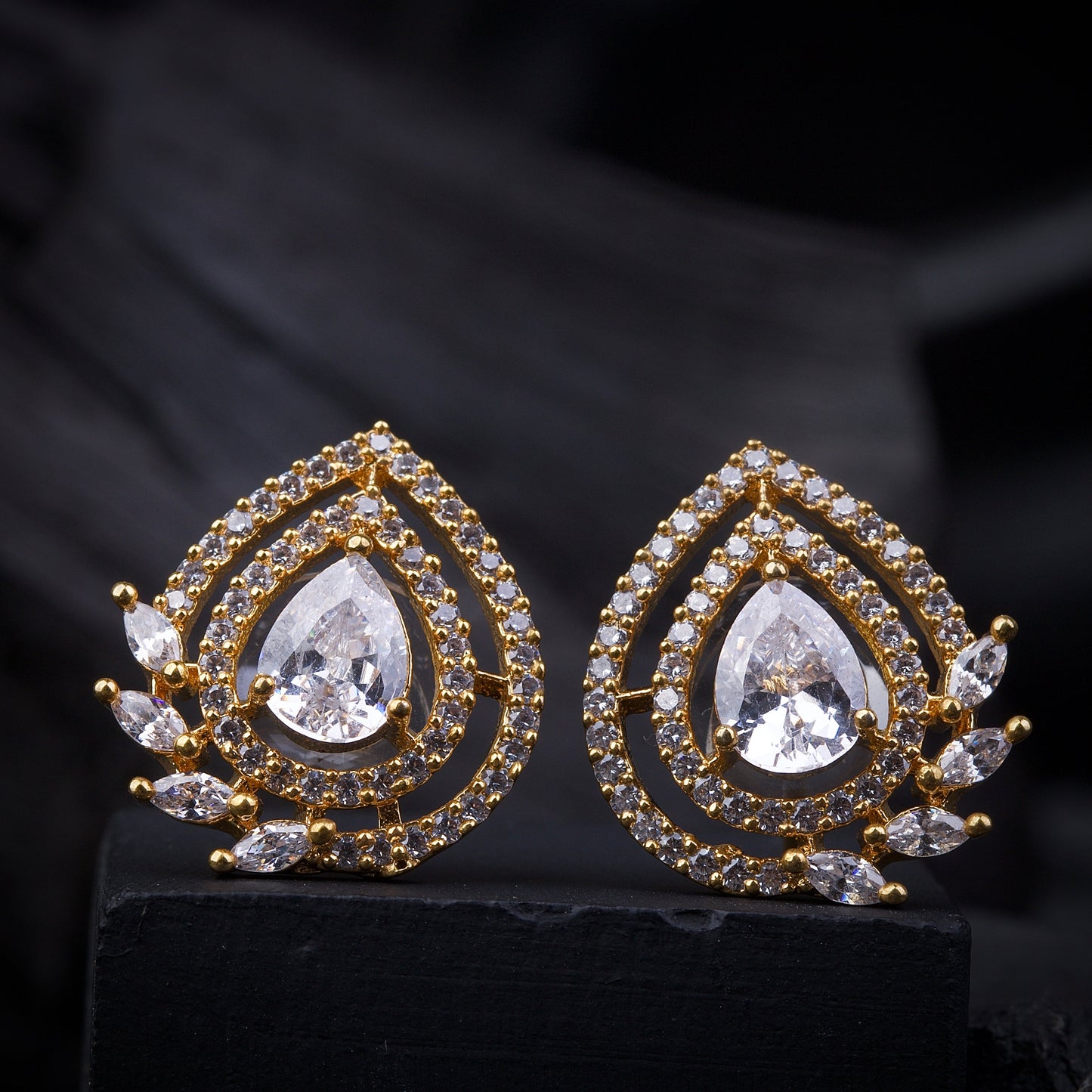 AD Studs 02 Golden Crystal