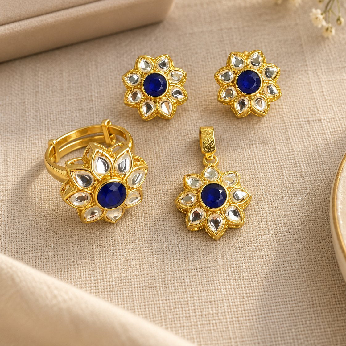 Rang-e-Noor Kundan Locket Set