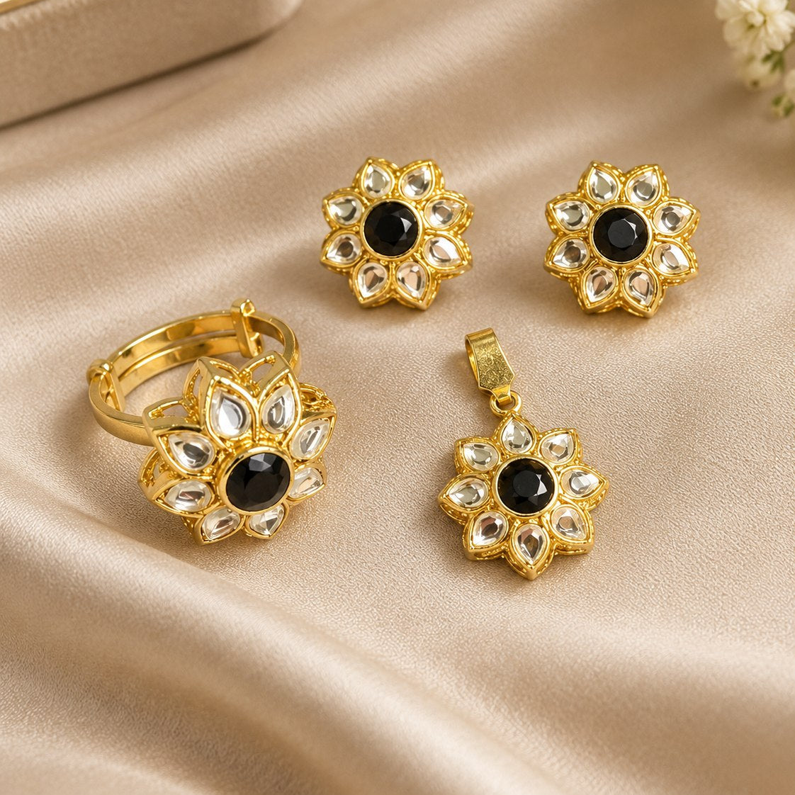 Rang-e-Noor Kundan Locket Set